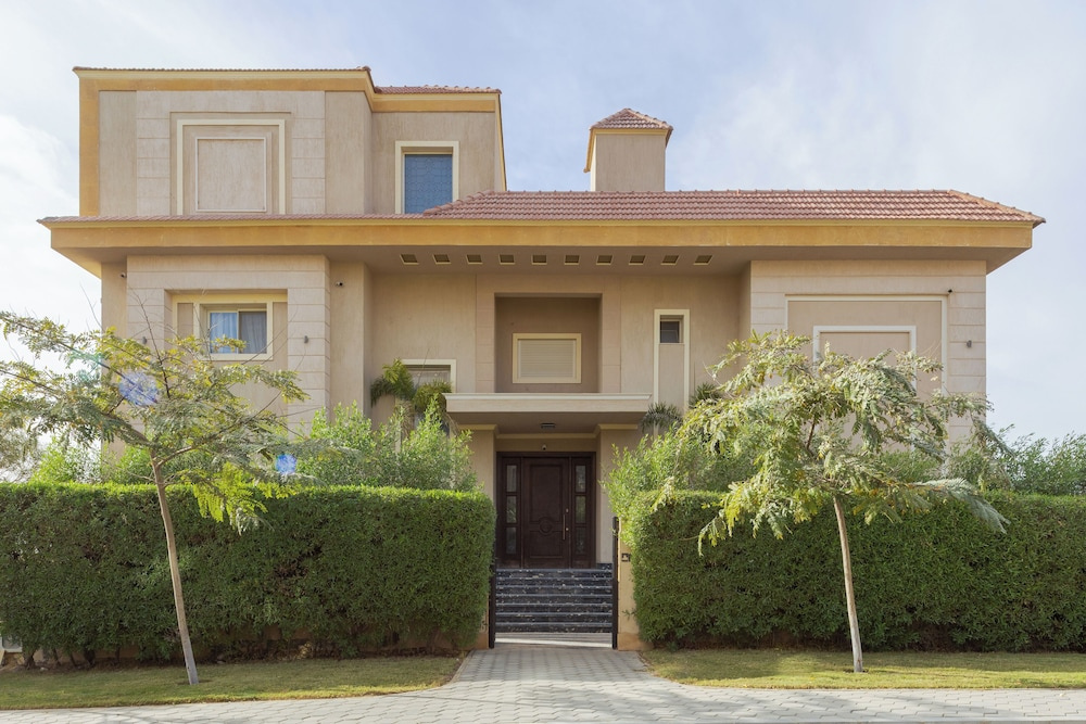 ALSAWAH Grand Palace at Sheikh Zayed - 6BR, Pool & Private Garden