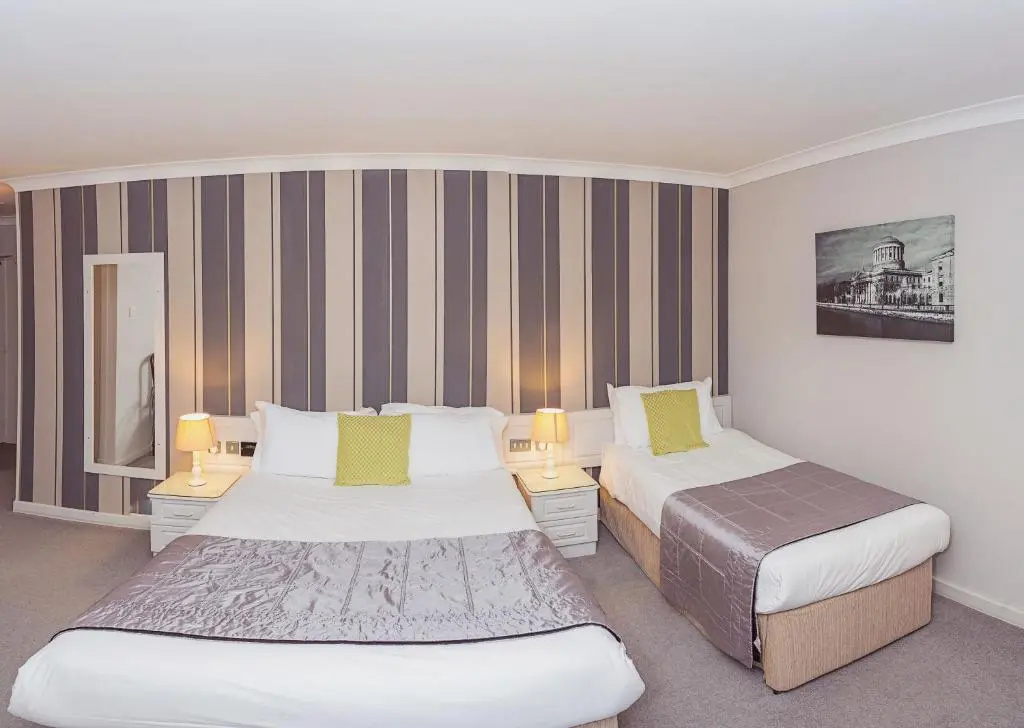 Standard Triple room