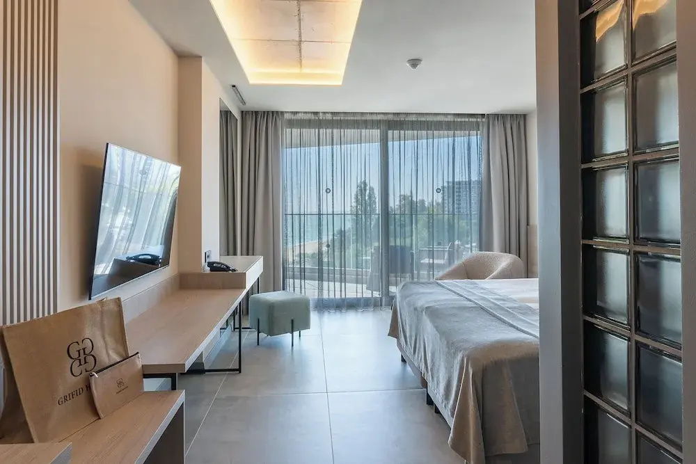Deluxe Double room with balcony and with partial sea view (full double bed)
