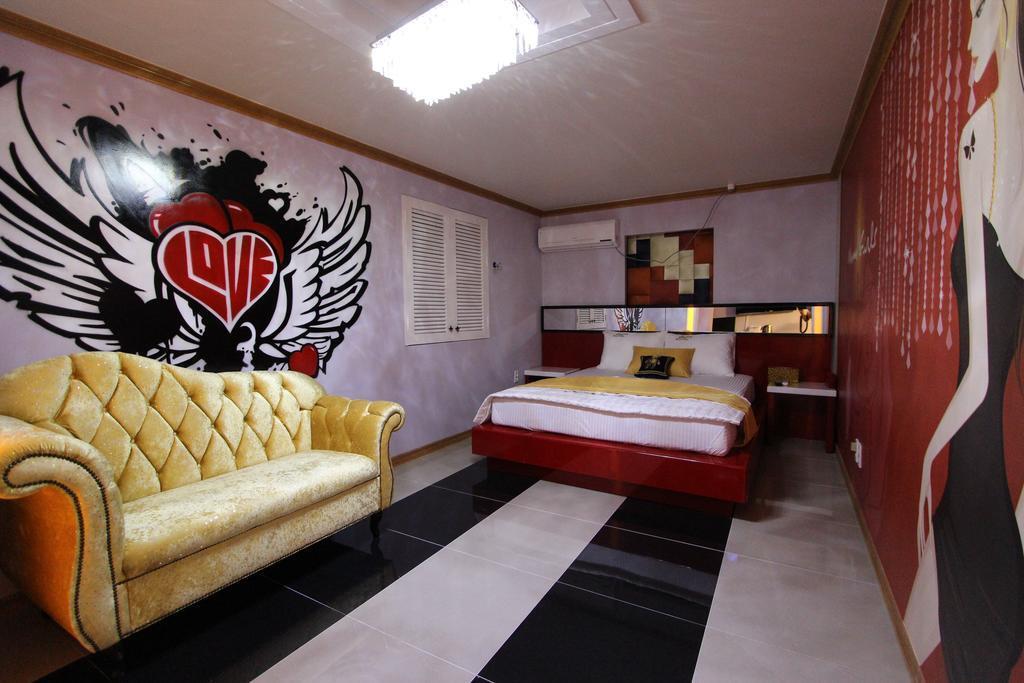 Hotel Savoy by null