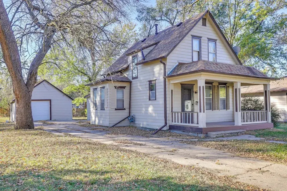 3 Mi to Golf - Beatrice Vacation Home!