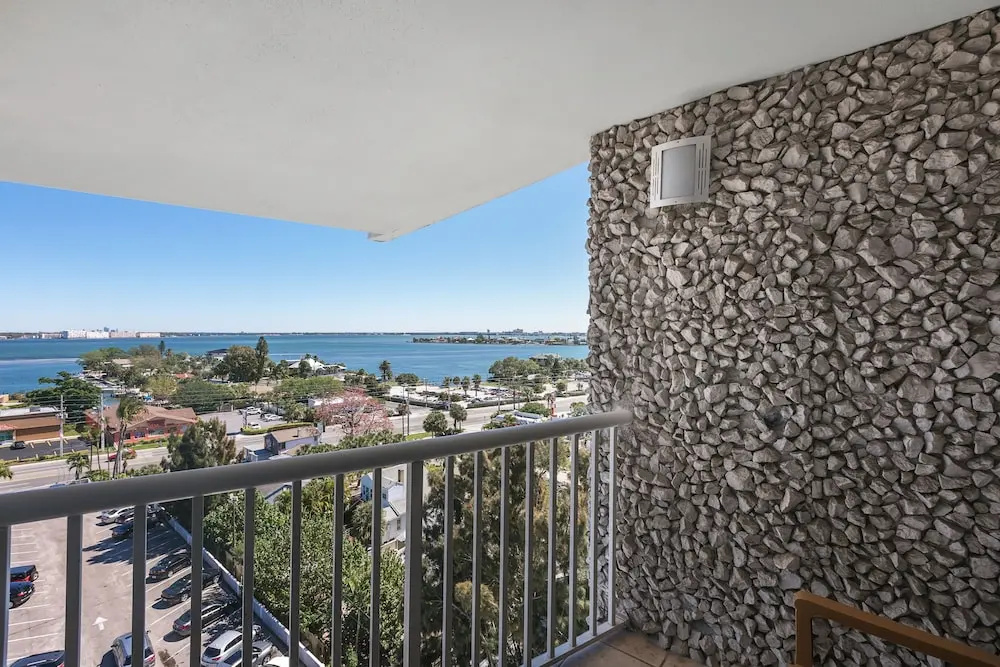 Double room with Boca Ciega bay view (full double bed)