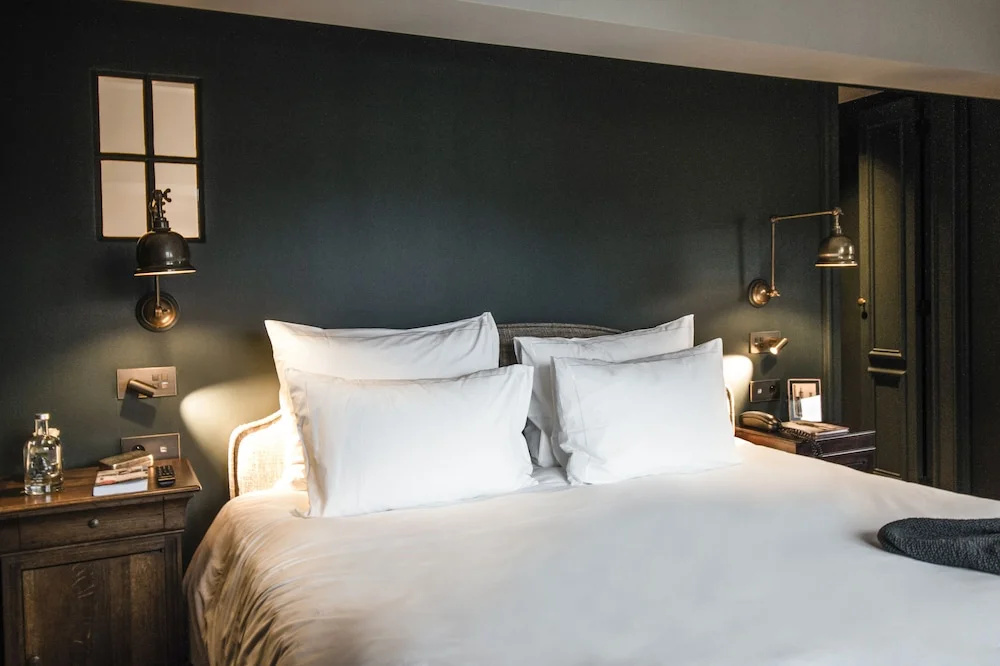 18 Double Suite (full double bed)