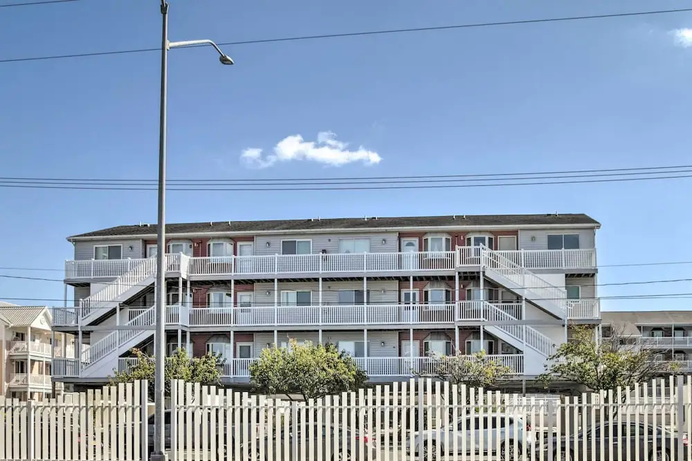 Steps to Shore: Gem w/ Pool in Ocean City
