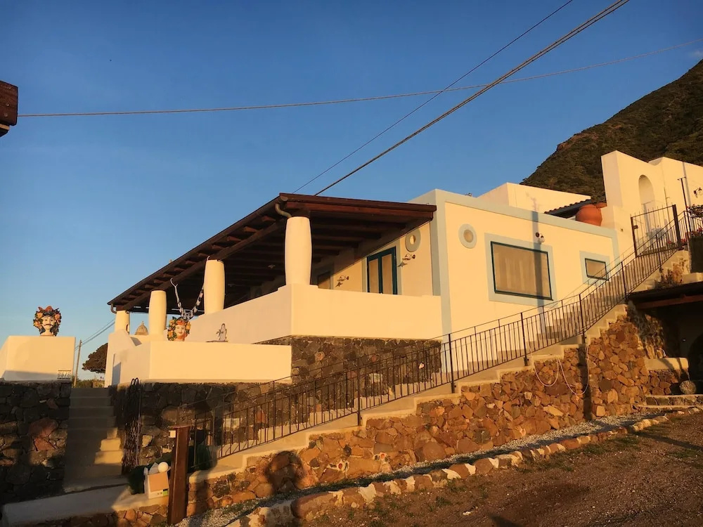 House with 2 Bedrooms in Malfa, with Wonderful Sea View, Enclosed Garden And Wifi