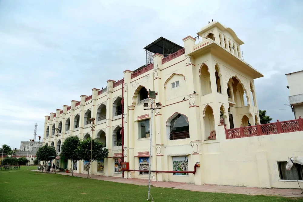 OYO 9141 Hotel Roshan Haveli