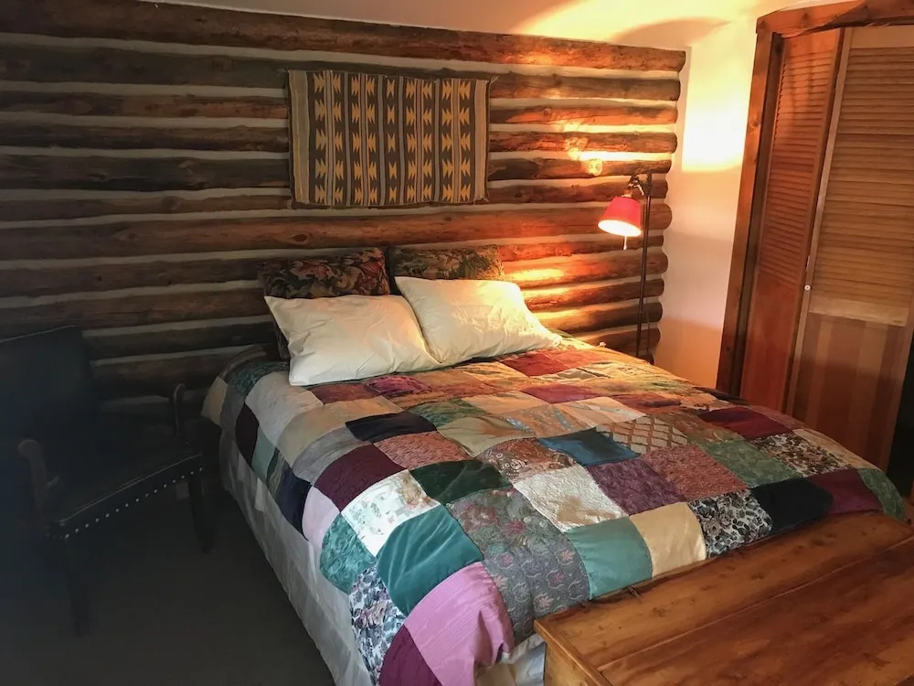 1 Bedroom Standard Basement room