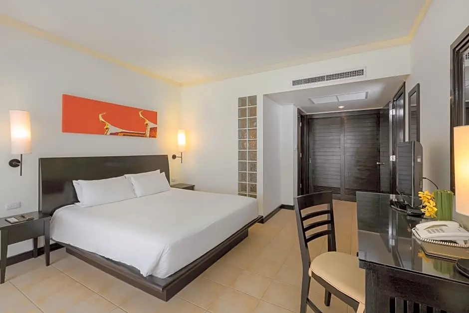 1 Bedroom Premium Double Suite with pool view (full double bed)
