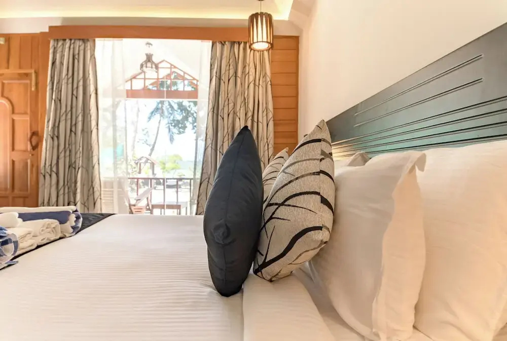 Luxury Suite with balcony and with partial ocean view