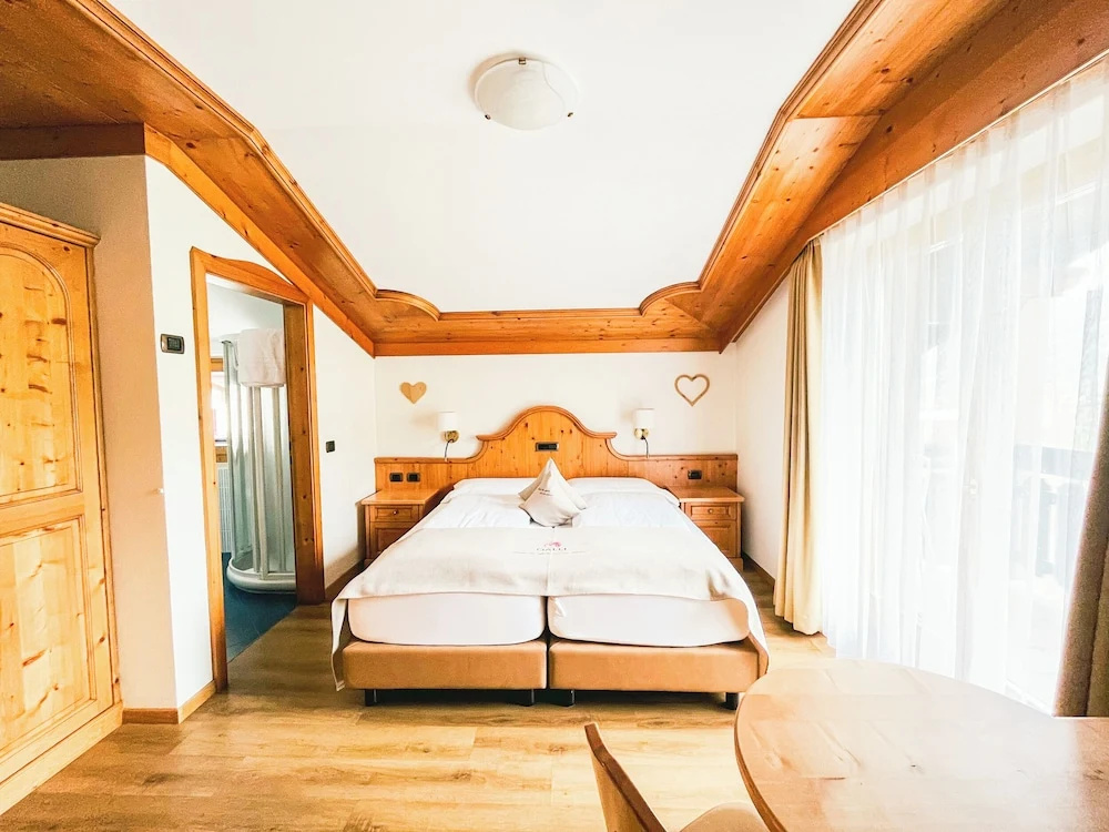 Classic Double room with balcony (full double bed)