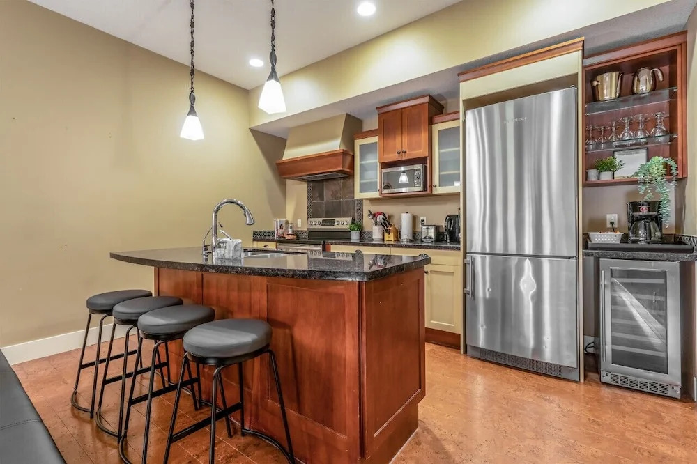 Luxury 3-Br Penthouse | INDOOR Pool & Hot Tub | Pool Table | 2 Decks + Mtn Views - фото 23