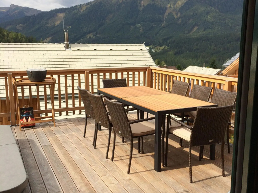 Lavish Wooded Chalet with Sauna & bubble bath in Hohentauern