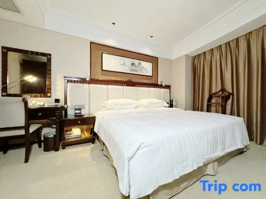 Suite with city view