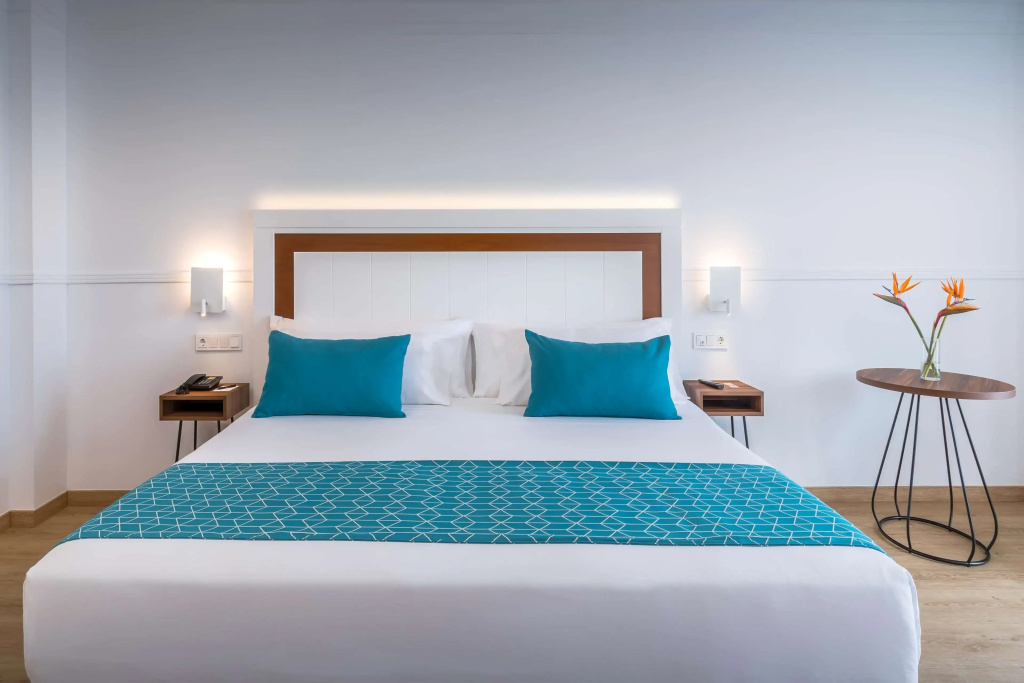 Standard room with partial sea view