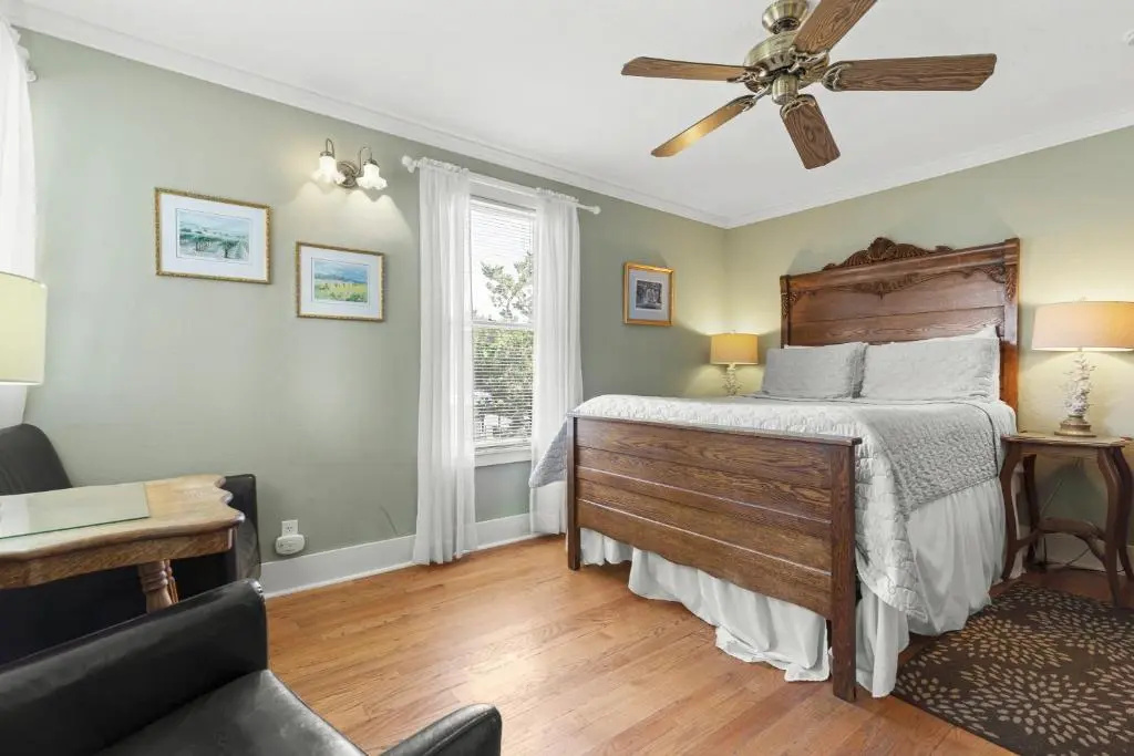 Deluxe Double room (full double bed)
