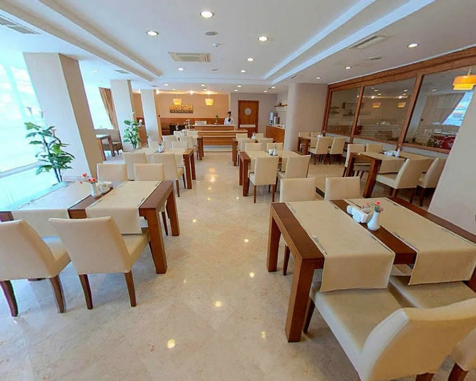 Mom Hotel - Général