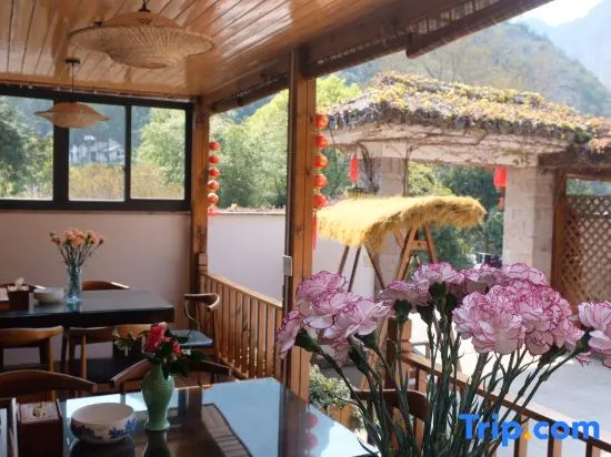 Yaqiu Courtyard Featured Hostel