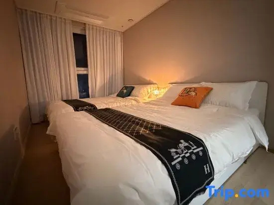 2 Bedrooms Standard Sextuple Family room