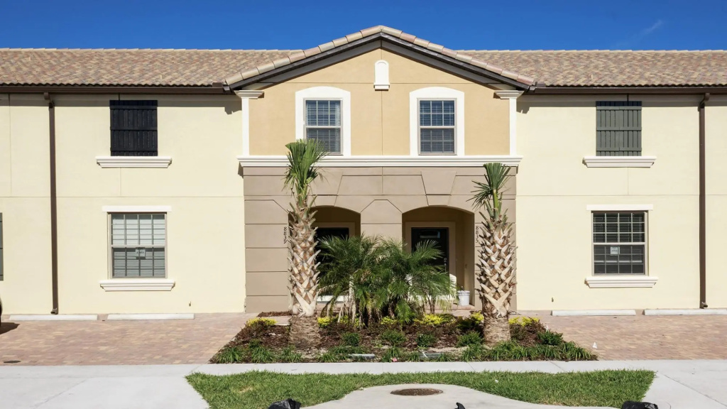 Cozy 4BR Town Home With Pool Close to Disney