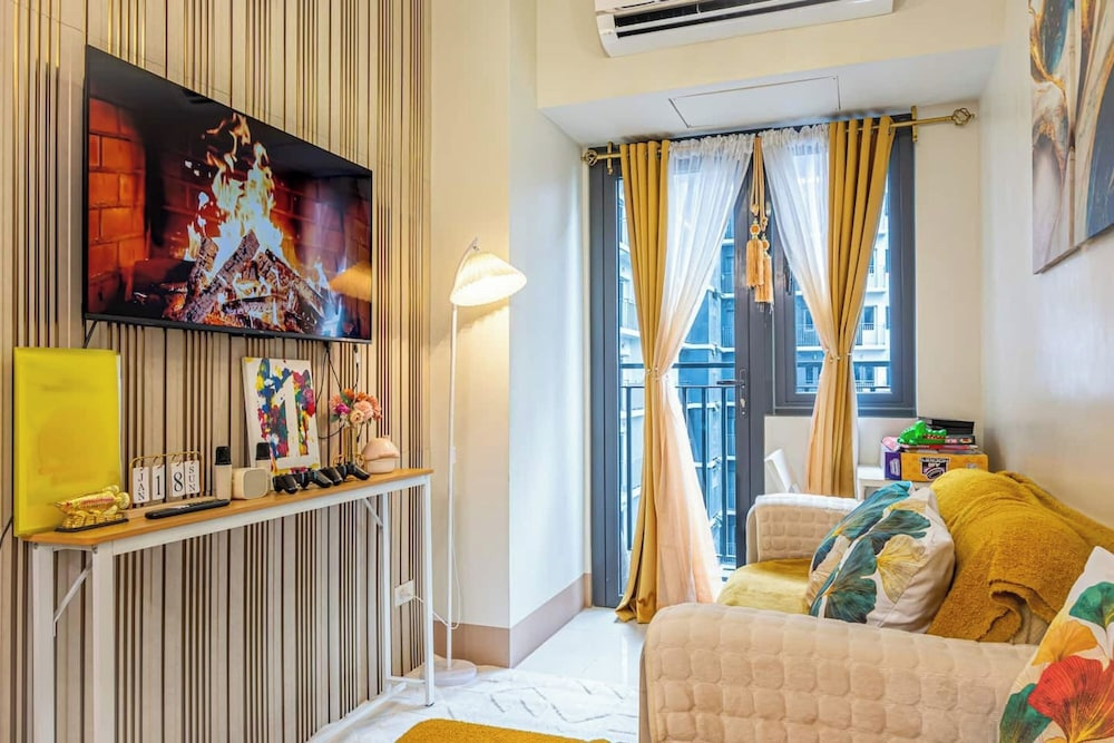 1BR Near MOA Balcony & Wi-Fi