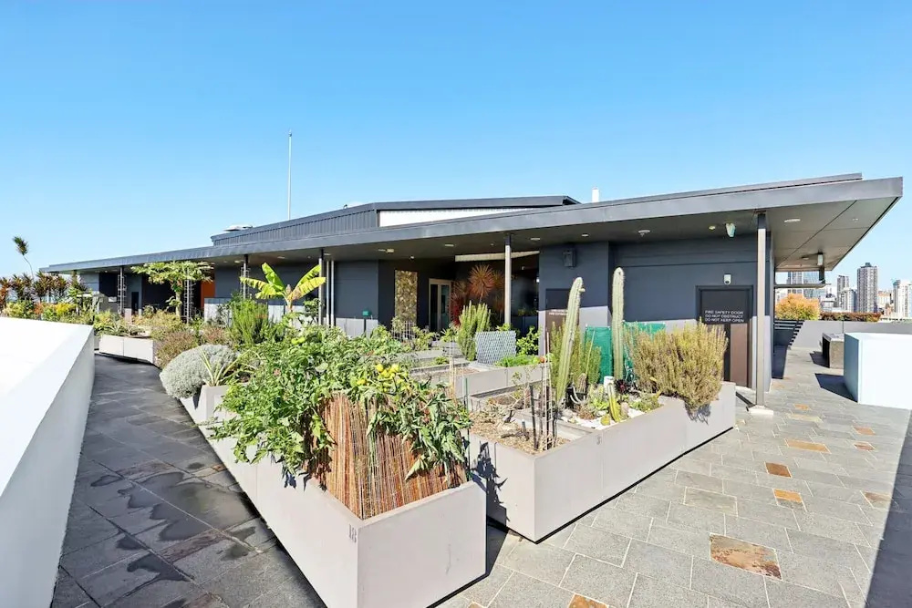 Elegant Inner-city 1-bed With Rooftop Dining