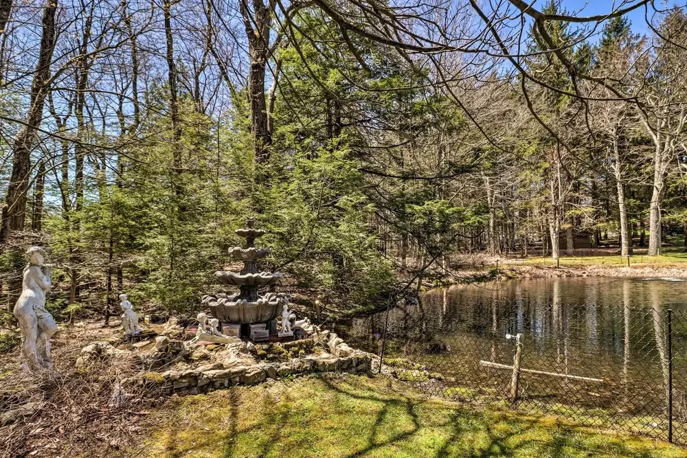 3 Mi to Lake: Spacious Tobyhanna Home & Guest Home