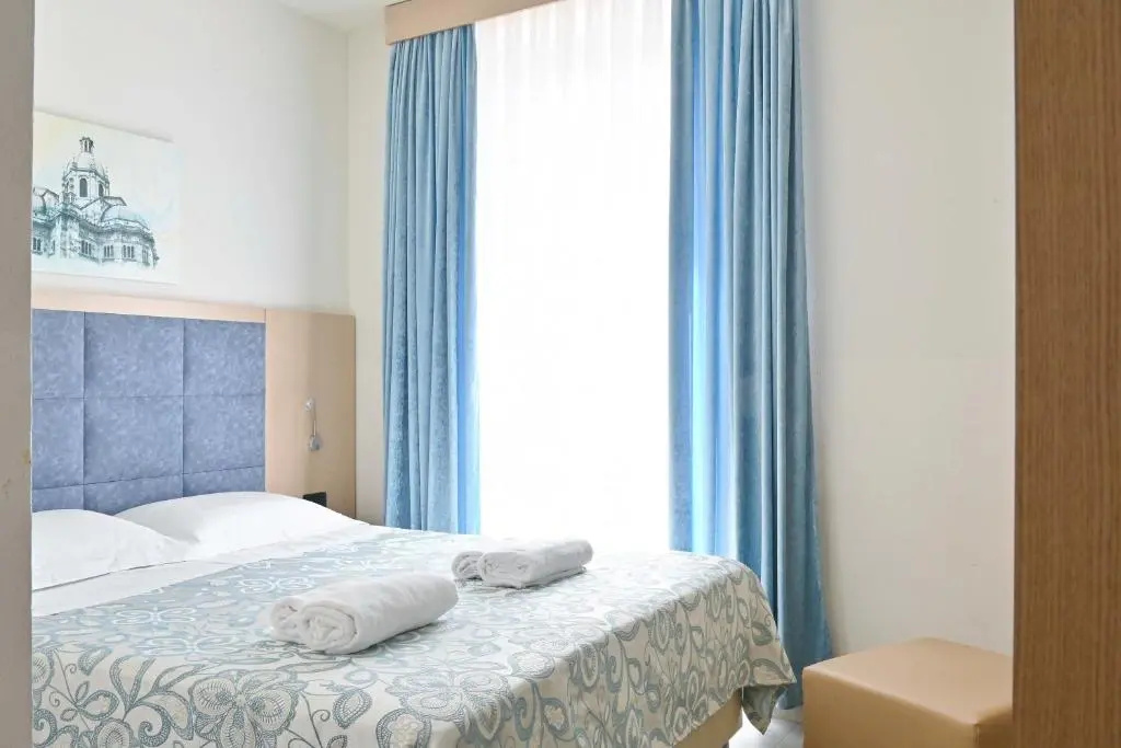 Standard Double room with lake view (full double bed)