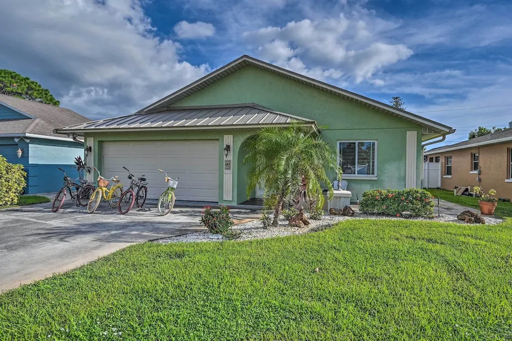 Naples Paradise w/ Grill, 1 Mi to Vanderbilt Beach