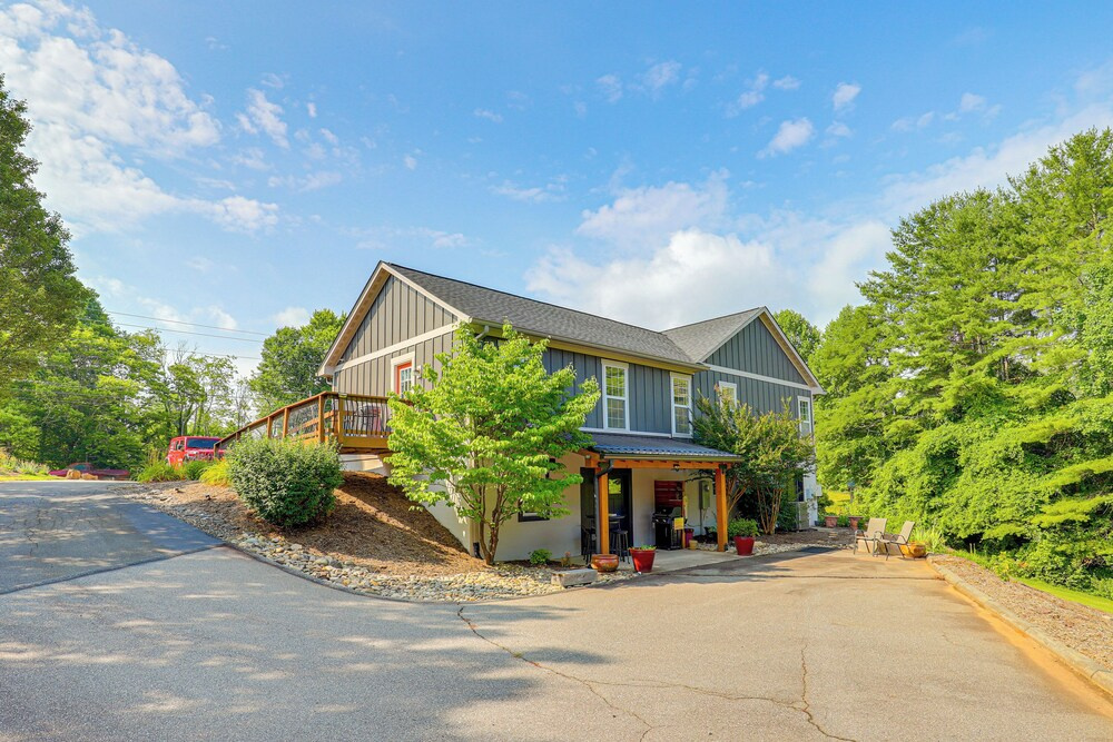 Walk to Downtown Weaverville: Quiet Apartment