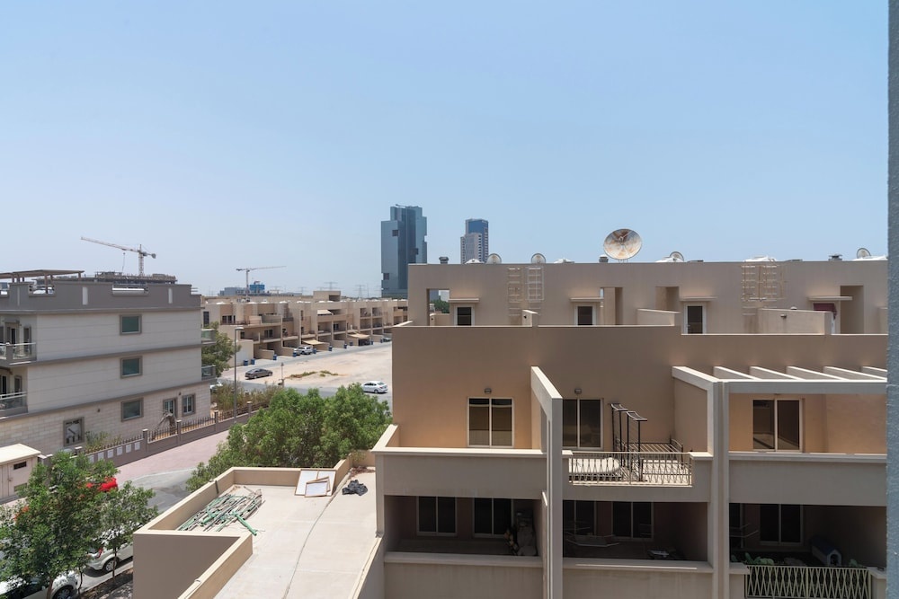 Whitesage - Chic Home in the Heart of JVC with Designer Pool