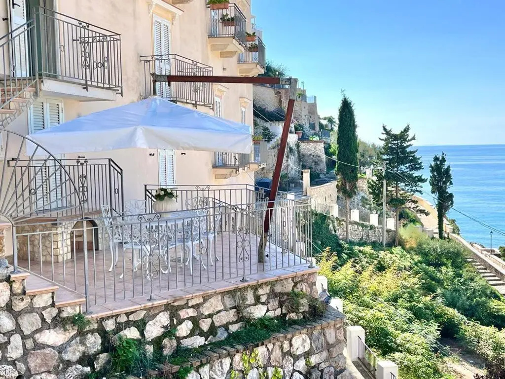 2 Bedrooms Apartment with sea view