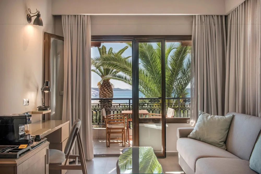 Deluxe room with balcony and with sea view