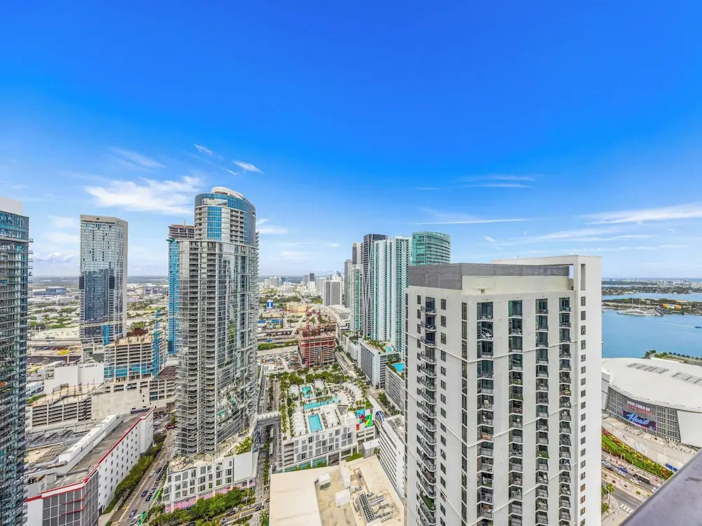 43rd-Floor Skyline Suite - Pool & Gym