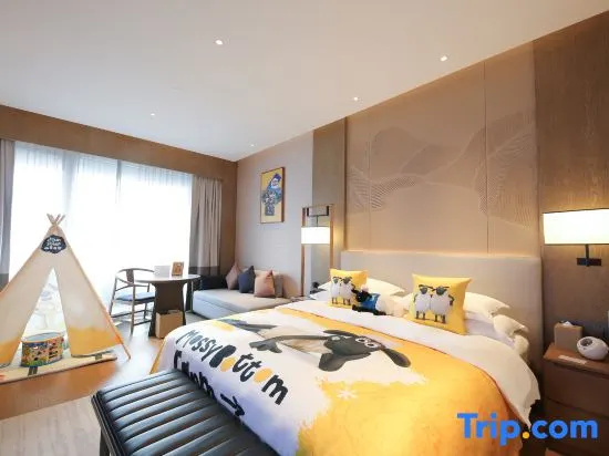 2 Bedrooms Standard Family room with garden view