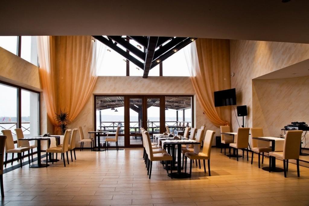 Летняя веранда ресторана "Клюква" - Picture of Restaurant Klyukva, Vesyegonsk -