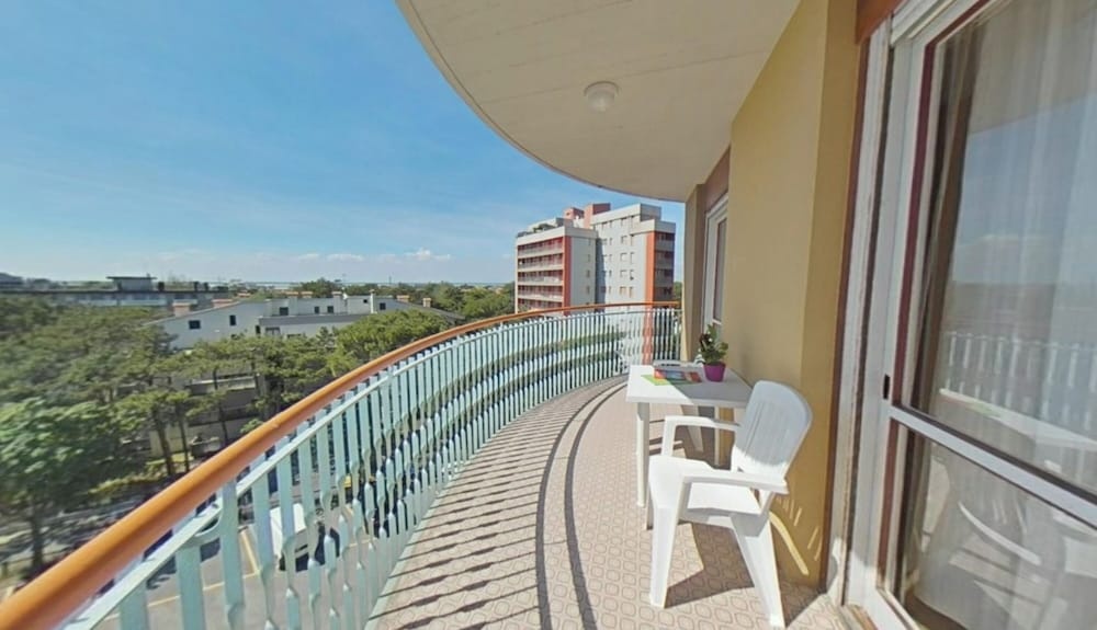 Convenient Beachside Flat With Pool — 3
