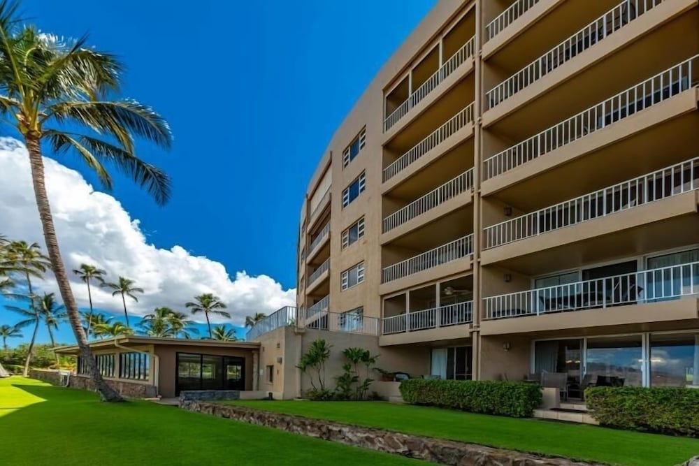 Menehune Shores #423 2 Bedroom Condo by RedAwning
