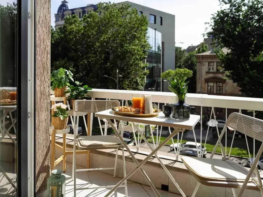 Bright 2BR Apartment - Top Location - City Balcony