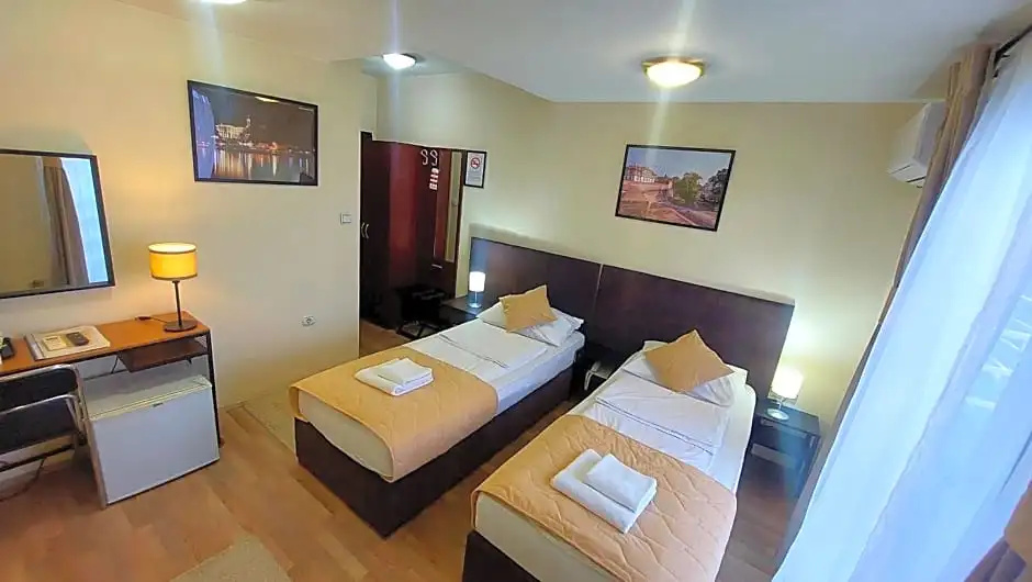 Standard Double room with city view (twin beds)