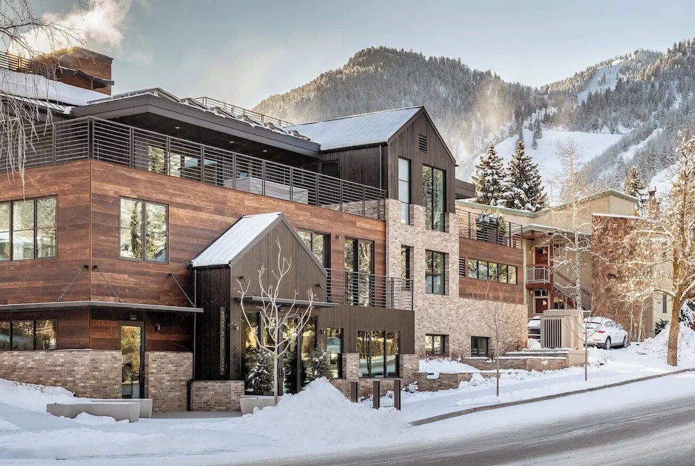 Aspen St Lodge by Rove 10br With Outdoor Amenities
