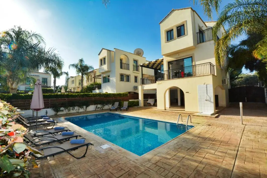 4 Bedrooms Villa