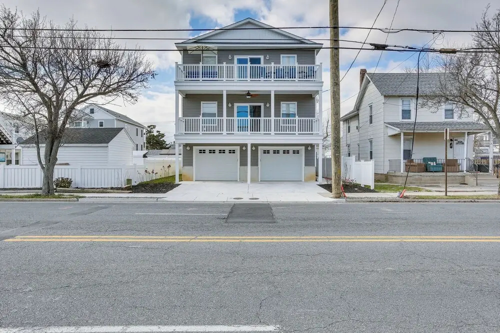 Spacious Wildwood Condo: Walk to Beach!