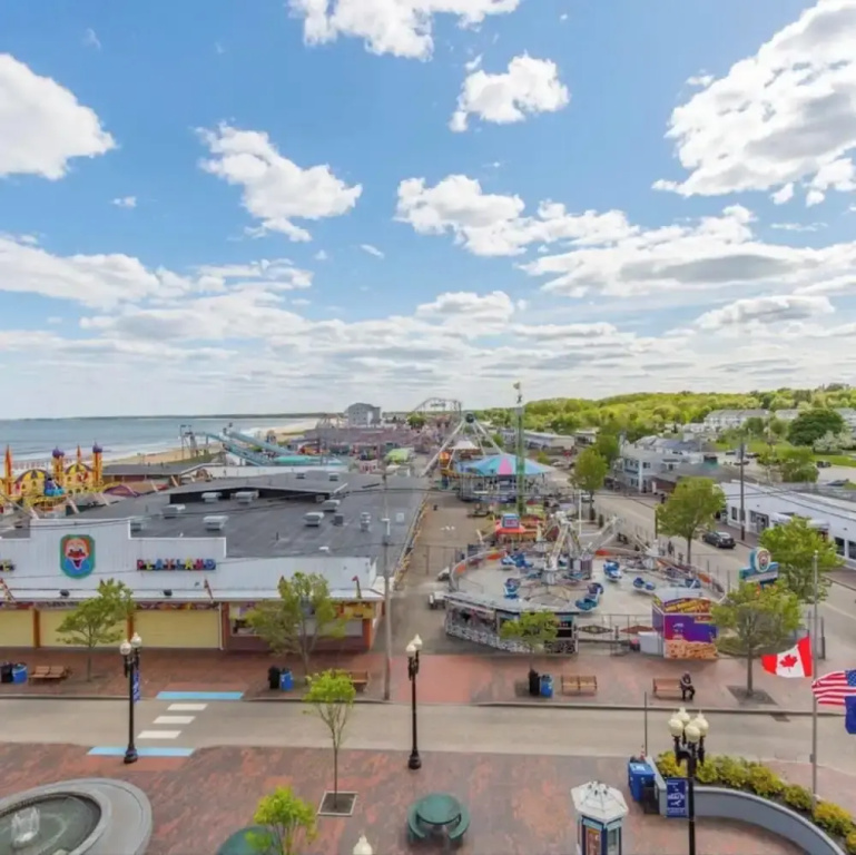 Latitude Adjustment Walk to Beach & Dining!