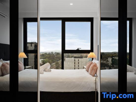 Sky One Box Hill, 3BR with Pool, Sauna & Parking