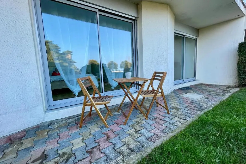 2 pièces cosy avec terrasse privée 5min à pied de la plage