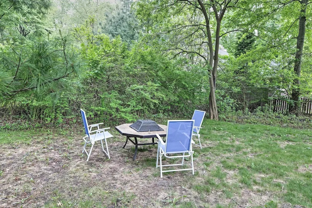 Hot Tub, Deck & Backyard: Cozy Union Pier House!