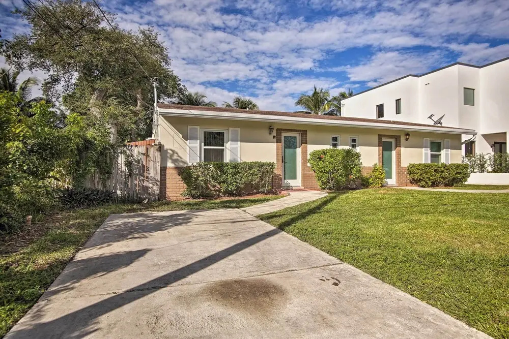 Ft. Lauderdale Townhome on Canal - 3 Mi. to Beach!