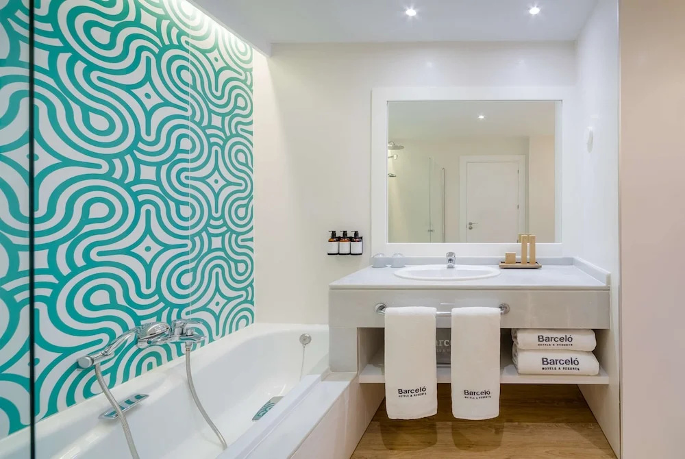 Superior room with balcony and with partial sea view
