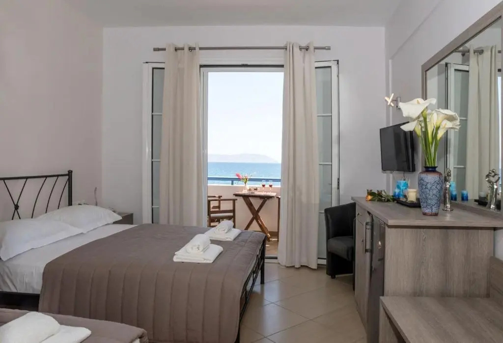 Standard Triple room with sea view