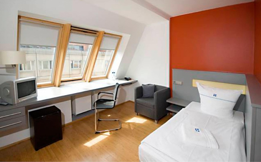 Dietrich-Bonhoeffer-Hotel picture